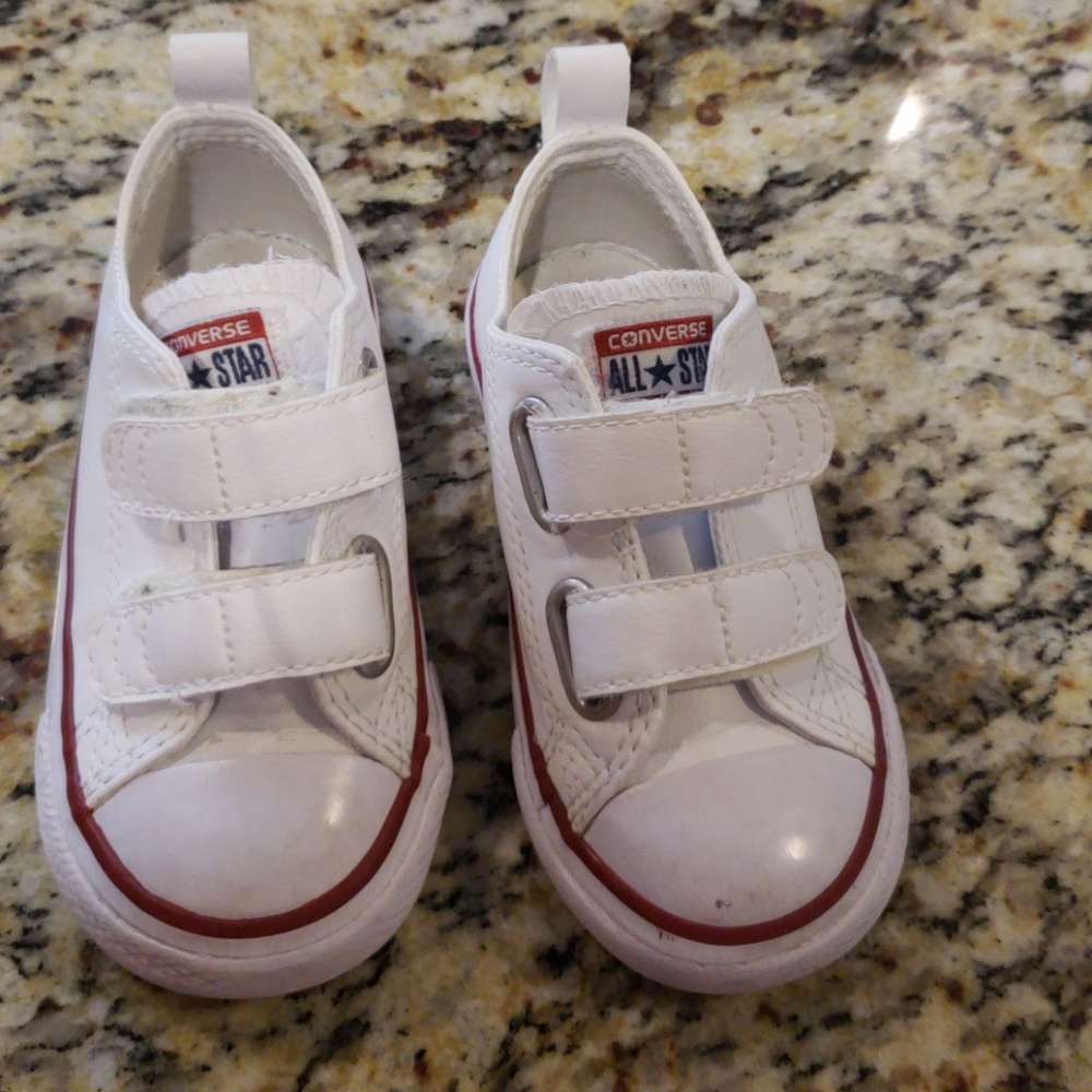 Toddler size 7 white converse shoes